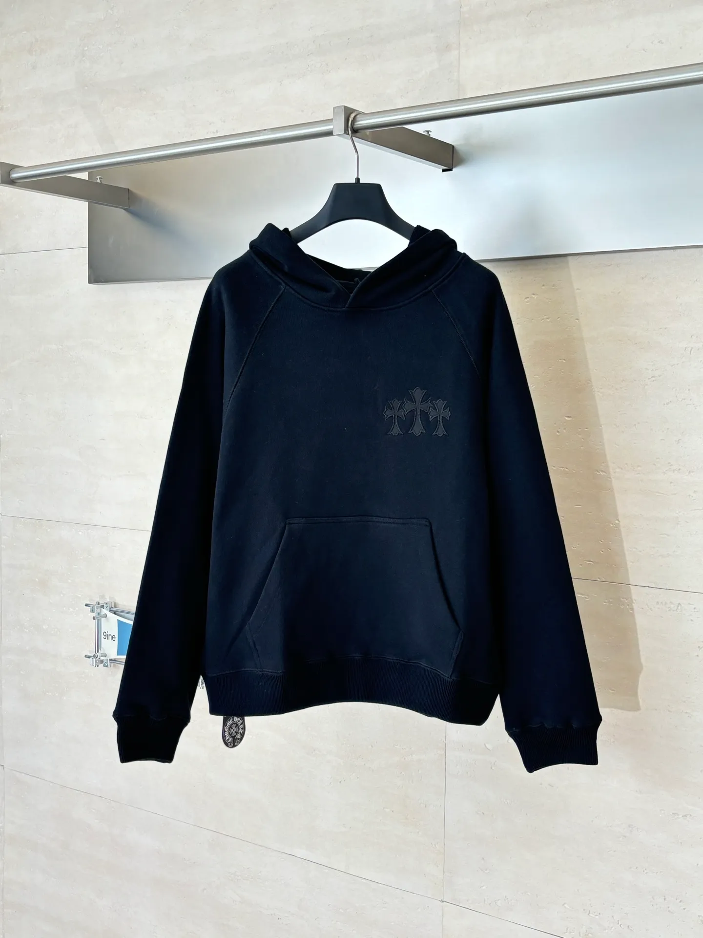 P500 Chrome Heart*/Chrome Heart CH patch embroidered logo hooded sweatshirt. Customized heavy fortress interwoven air cotton. Adopt imported machine patch embroidery process. The fabrics have been washed and have a better hand feel. Not easy to deform, not easy to shrink, not easy to fade. Size: S/M/L/XL